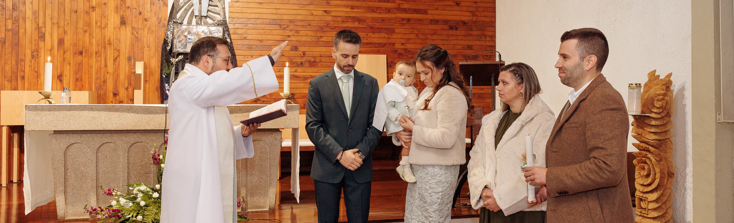 Interior de igreja em perspectiva larga — imagem ilustrativa de mood editorial